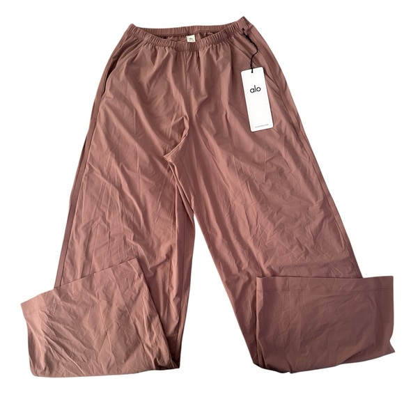 ALO Yoga Breezy Wide Leg Pant in Smoky Quartz (Long) - Picture 2 of 4